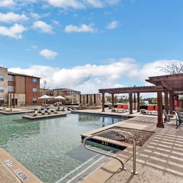 Gateway Cedars apartments exterior pool and outdoor lounge